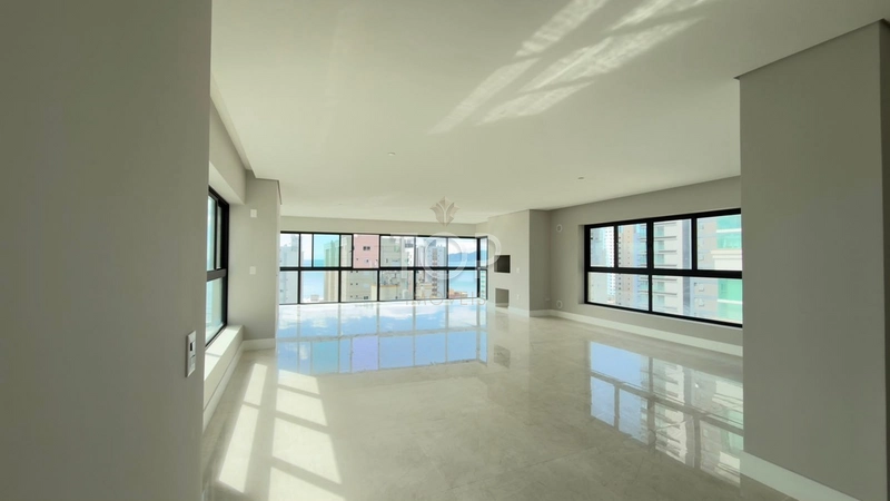 APARTAMENTO ALTO PADRÃO COM VISTA PARA O MAR EM MEIA PRAIA: 10ª foto da galeria de imagens do imóvel
