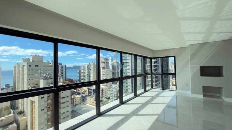 APARTAMENTO ALTO PADRÃO COM VISTA PARA O MAR EM MEIA PRAIA: 8ª foto da galeria de imagens do imóvel