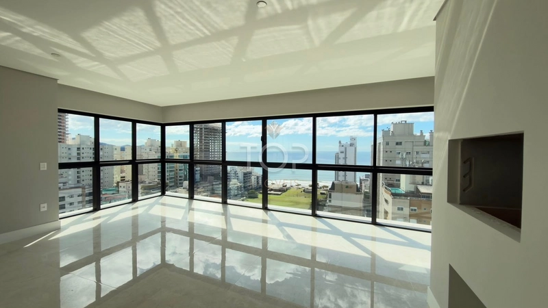 APARTAMENTO ALTO PADRÃO COM VISTA PARA O MAR EM MEIA PRAIA: 2ª foto da galeria de imagens do imóvel