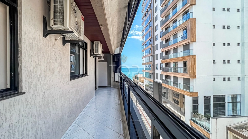 NA QUADRA DO MAR E COM VISTA PARA ELE, EM MEIA PRAIA: 1ª foto da galeria de imagens do imóvel