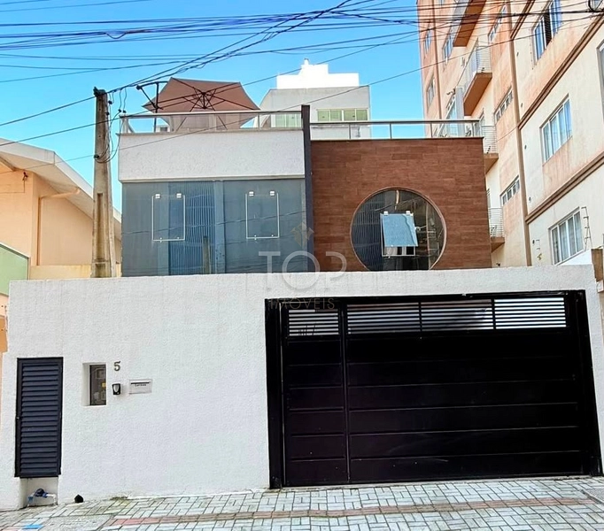 Linda casa mobiliada a 250m do mar em Perequê: 1ª foto da galeria de imagens do imóvel