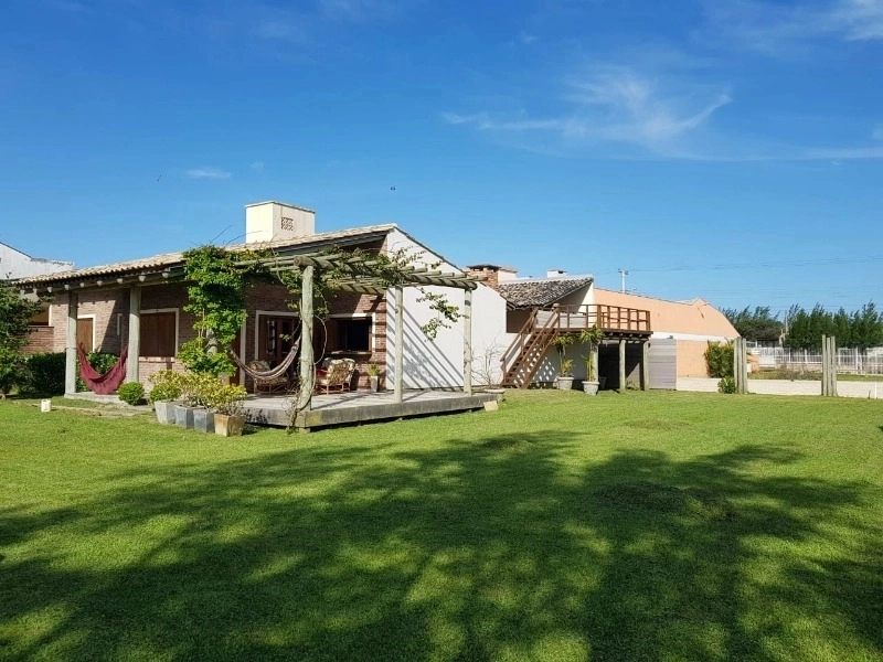 CASA AMPLA EM DOIS TERRENOS HÁ 1 QUADRA DO MAR: 1ª foto da galeria de imagens do imóvel