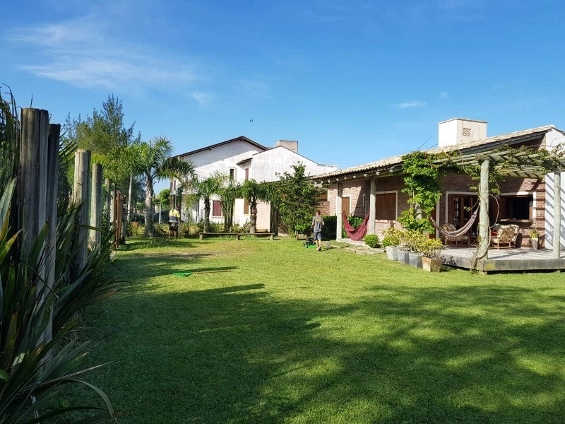 CASA AMPLA EM DOIS TERRENOS HÁ 1 QUADRA DO MAR: 2ª foto da galeria de imagens do imóvel
