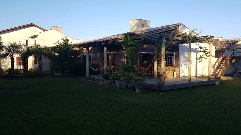 CASA AMPLA EM DOIS TERRENOS HÁ 1 QUADRA DO MAR: 8ª foto da galeria de imagens do imóvel