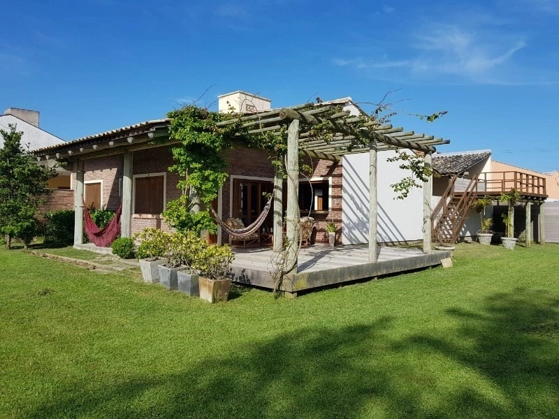 CASA AMPLA EM DOIS TERRENOS HÁ 1 QUADRA DO MAR: 3ª foto da galeria de imagens do imóvel