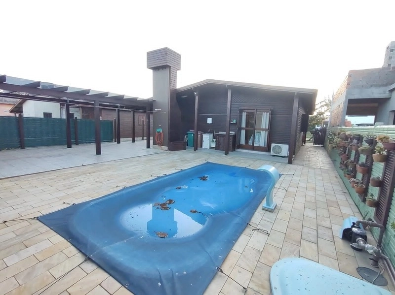 CASA 3 DORMITÓRIOS COM PISCINA E PRÓXIMA AO MAR: 1ª foto da galeria de imagens do imóvel
