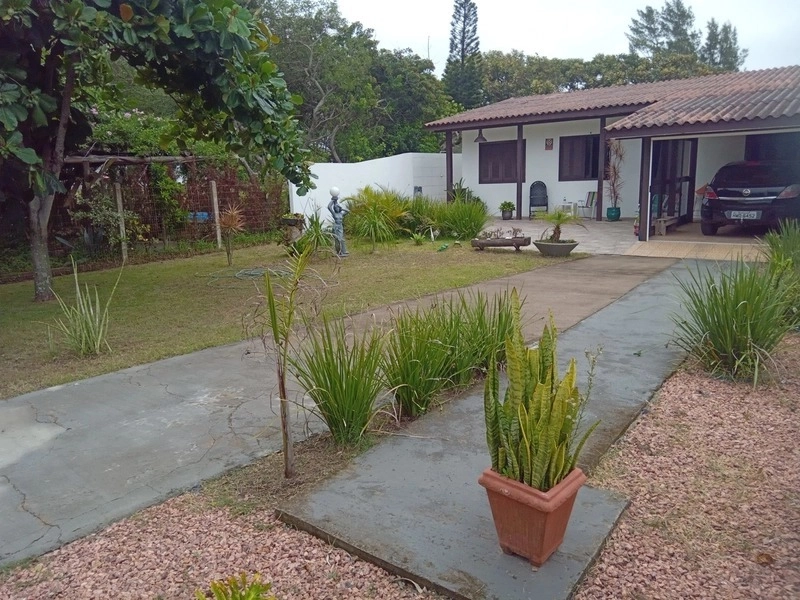 CASA 3 DORMITÓRIOS - PRÓXIMO AO MAR - AMPLO TERRENO: 3ª foto da galeria de imagens do imóvel