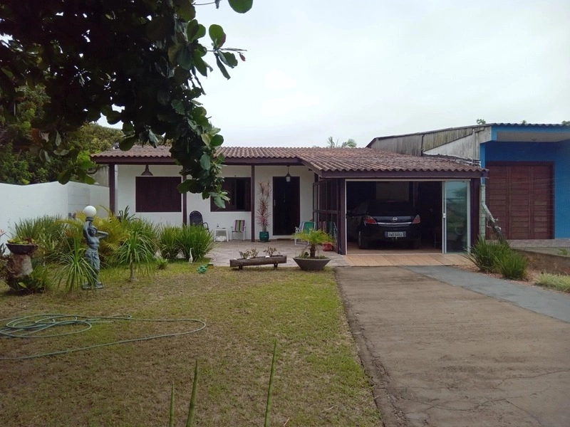 CASA 3 DORMITÓRIOS - PRÓXIMO AO MAR - AMPLO TERRENO: 1ª foto da galeria de imagens do imóvel