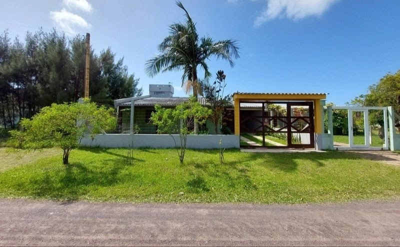 CASA 2 DORMITÓRIOS - AMPLO TERRENO E PRÓXIMA AO MAR: 1ª foto da galeria de imagens do imóvel