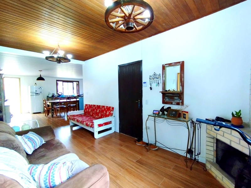 CASA 2 DORMITÓRIOS HÁ 1 QUADRA DO MAR - AMPLO TERRENO: 8ª foto da galeria de imagens do imóvel