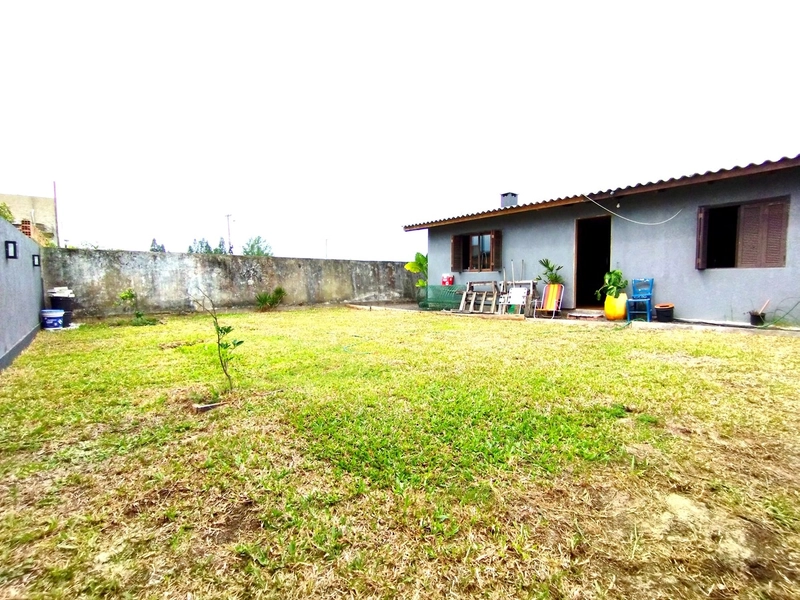 CASA 2 DORMITÓRIOS HÁ 1 QUADRA DO MAR - AMPLO TERRENO: 17ª foto da galeria de imagens do imóvel