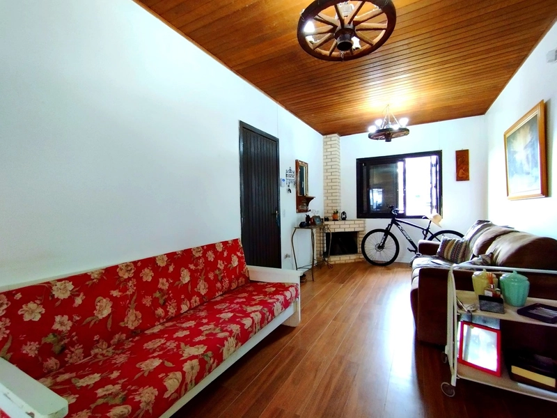 CASA 2 DORMITÓRIOS HÁ 1 QUADRA DO MAR - AMPLO TERRENO: 2ª foto da galeria de imagens do imóvel