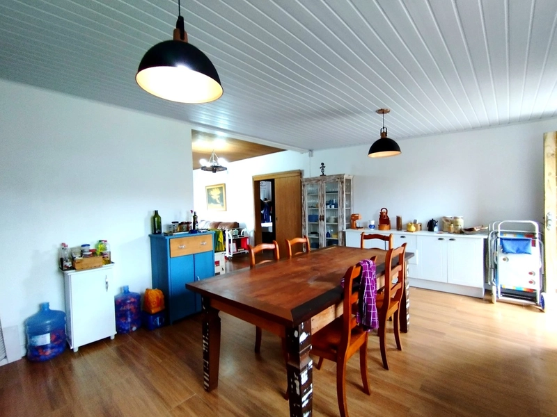 CASA 2 DORMITÓRIOS HÁ 1 QUADRA DO MAR - AMPLO TERRENO: 5ª foto da galeria de imagens do imóvel