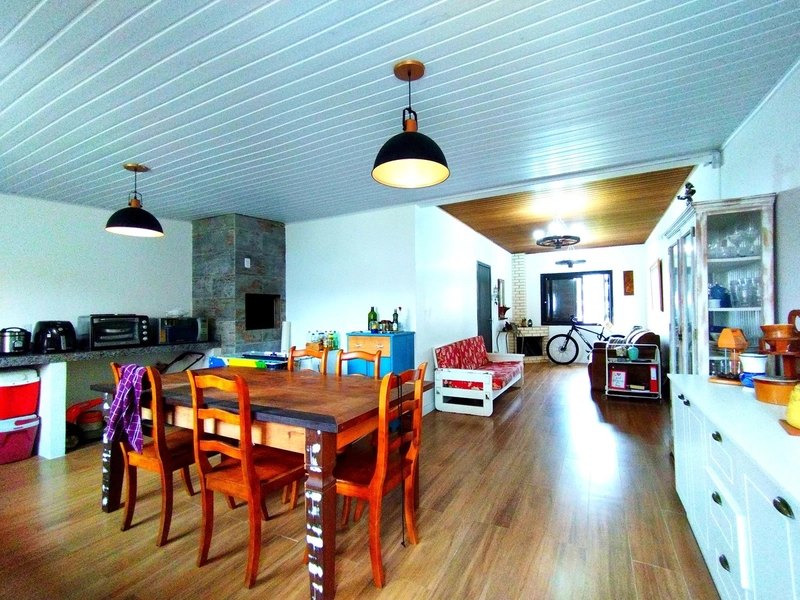 CASA 2 DORMITÓRIOS HÁ 1 QUADRA DO MAR - AMPLO TERRENO: 4ª foto da galeria de imagens do imóvel