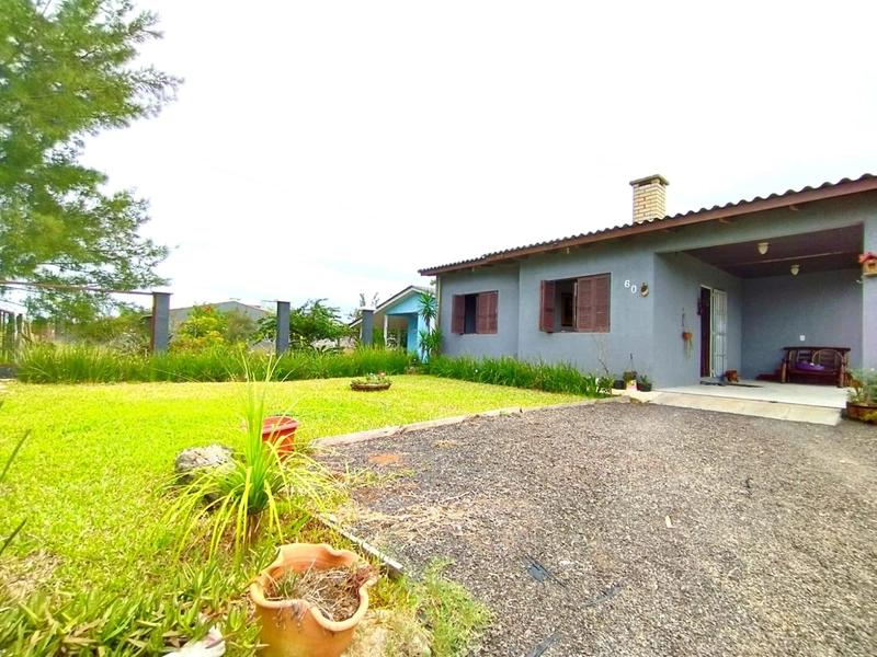 CASA 2 DORMITÓRIOS HÁ 1 QUADRA DO MAR - AMPLO TERRENO: 1ª foto da galeria de imagens do imóvel