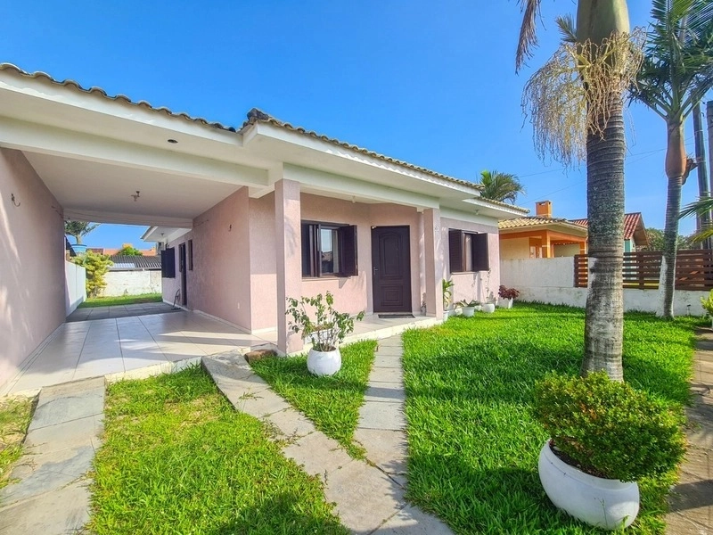 LINDA CASA CLÁSSICA COM 3 DORMITÓRIOS (1 SUÍTE) E PRÓXIMO AO MAR: 2ª foto da galeria de imagens do imóvel