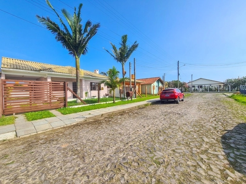 LINDA CASA CLÁSSICA COM 3 DORMITÓRIOS (1 SUÍTE) E PRÓXIMO AO MAR: 1ª foto da galeria de imagens do imóvel