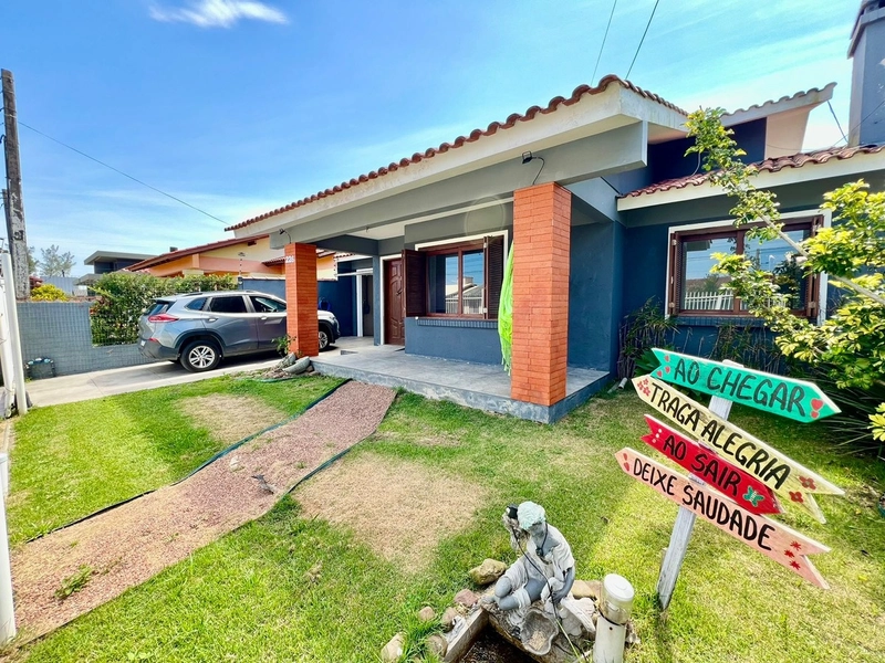 CASA 3 DORMITÓRIOS (2 SUÍTES) - PISCINA NOS FUNDOS E PRÓXIMA AO MAR: 1ª foto da galeria de imagens do imóvel