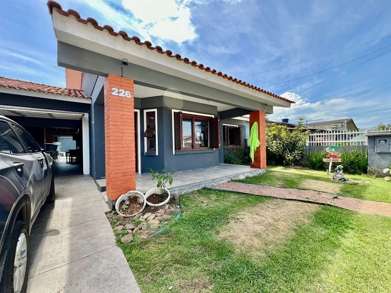 CASA 3 DORMITÓRIOS (2 SUÍTES) - PISCINA NOS FUNDOS E PRÓXIMA AO MAR: 2ª foto da galeria de imagens do imóvel