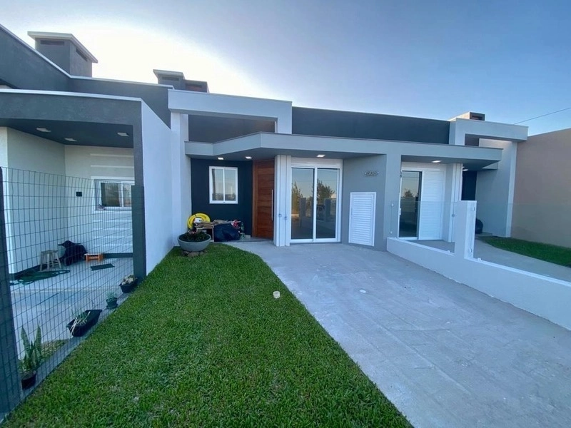 CASA 3 DORMITÓRIOS (1 SUÍTE) - 3 QUADRAS DO MAR: 1ª foto da galeria de imagens do imóvel