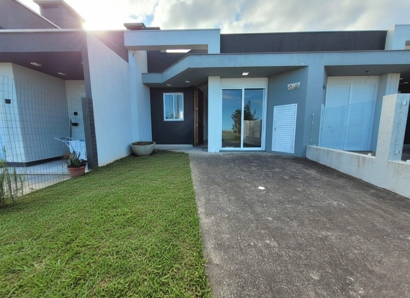 CASA 3 DORMITÓRIOS (1 SUÍTE) - 3 QUADRAS DO MAR: 2ª foto da galeria de imagens do imóvel