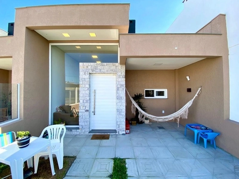 CASA 2 DORMITÓRIOS (1 SUÍTE) - 2 QUADRAS DO MAR - MOBILIADA: 1ª foto da galeria de imagens do imóvel