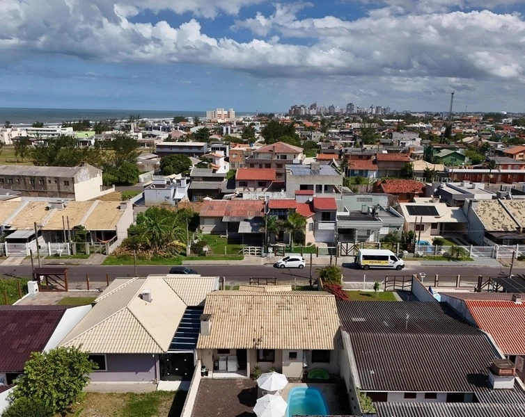 Casa 3 dorm sendo um suite piscina e poucos metros do mar: 3ª foto da galeria de imagens do imóvel