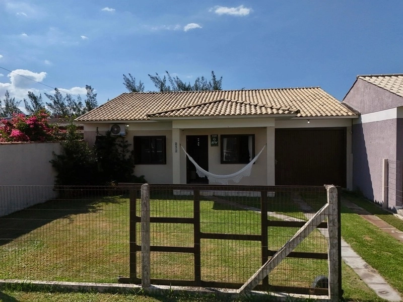 Casa 3 dorm sendo um suite piscina e poucos metros do mar: 1ª foto da galeria de imagens do imóvel