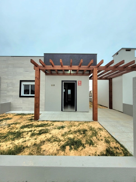 CASA 2 DORMITÓRIOS (1 SUÍTE) - FRENTE AVENIDA E PRÓXIMO AO MAR: 1ª foto da galeria de imagens do imóvel