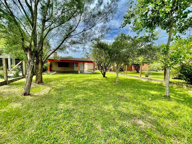 CASA 3 DORMITÓRIOS - AMPLO TERRENO - 4 QUADRAS DO MAR: 1ª foto da galeria de imagens do imóvel