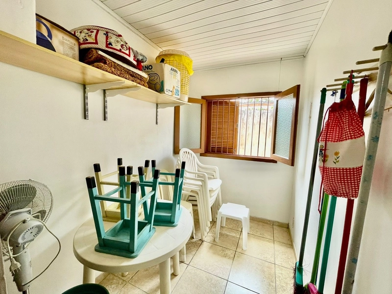 CASA 3 DORMITÓRIOS - AMPLO TERRENO - 4 QUADRAS DO MAR: 9ª foto da galeria de imagens do imóvel