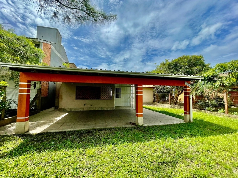 CASA 3 DORMITÓRIOS - AMPLO TERRENO - 4 QUADRAS DO MAR: 2ª foto da galeria de imagens do imóvel