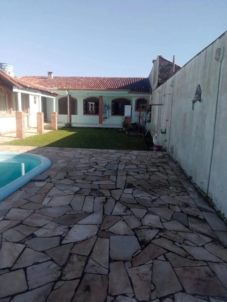 CASA EM 2 TERRENOS - POUCOS METROS DO MAR - FRENTE ÁREA VERDE: 1ª foto da galeria de imagens do imóvel