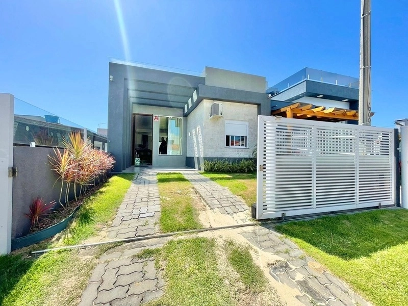 CASA 2 DORMITÓRIOS (1 SUÍTE) - MOBILIADA E DECORADA PRÓXIMA AO MAR: 1ª foto da galeria de imagens do imóvel