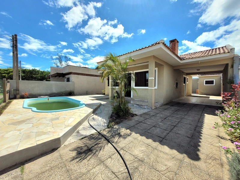 CASA 3 DORMITÓRIOS (1 SUÍTE) - TERRENO AMPLO - PISCINA: 1ª foto da galeria de imagens do imóvel
