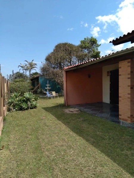 CASA 3 DORMITÓRIOS (1 SUÍTE) - JUNTO AO MAR - AMPLO TERRENO: 3ª foto da galeria de imagens do imóvel