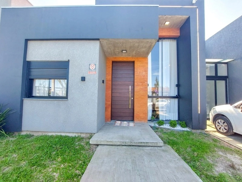 CASA RÚSTICA HÁ 1 QUADRA DO MAR - MOBILIADA E DECORADA: 2ª foto da galeria de imagens do imóvel