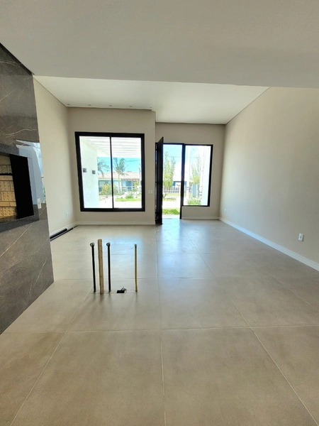 CASA ALTO PADRÃO COM 3 DORMITÓRIOS (1 SUÍTE) - FRENTE AV - 100M MAR: 3ª foto da galeria de imagens do imóvel