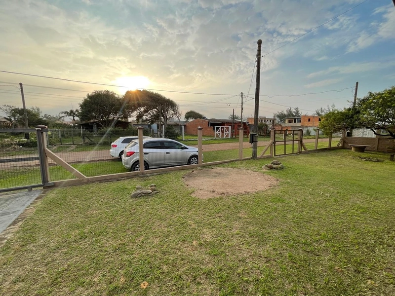 CASA 3 DORMITÓRIOS EM DOIS TERRENOS - LADO ÁREA VERDE - 3 QUADRAS MAR: 3ª foto da galeria de imagens do imóvel