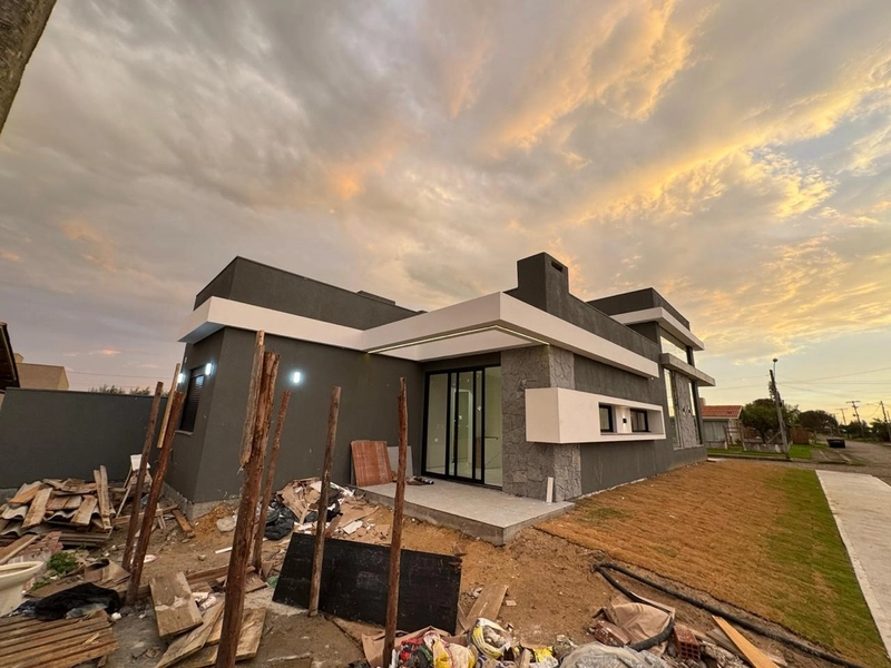 CASA ALTO PADRÃO DE ESQUINA - 3 DORMITÓRIOS (2 SUÍTES): 3ª foto da galeria de imagens do imóvel