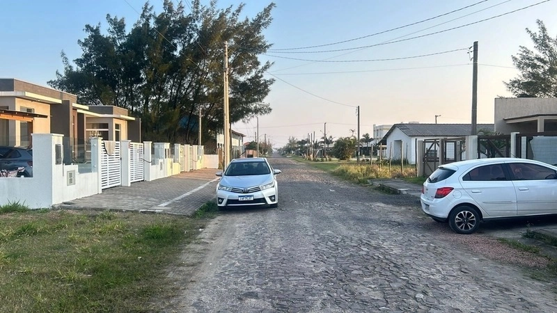OPORTUNIDADE! TERRENO PRÓXIMO AO MAR COM 300M²: 2ª foto da galeria de imagens do imóvel