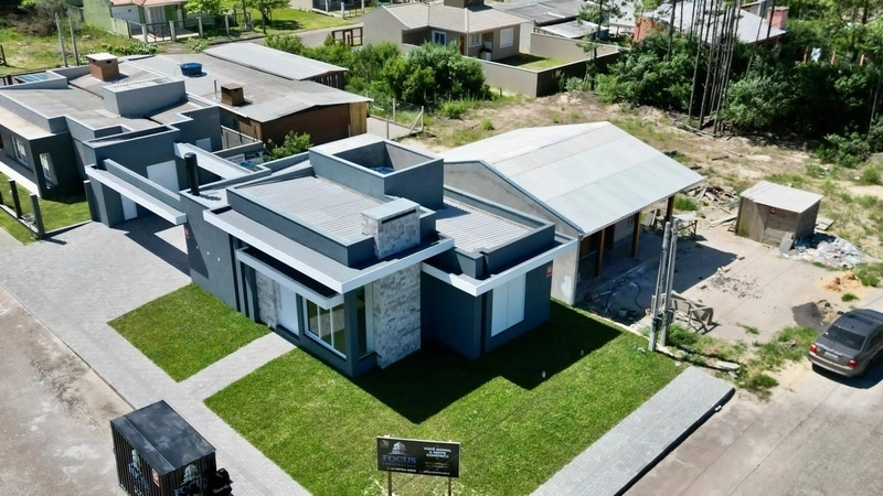 CASA ALTO PADRÃO ESQUINA 3 DORMITÓRIOS (1 SUÍTE) - JUNTO AO MAR: 2ª foto da galeria de imagens do imóvel