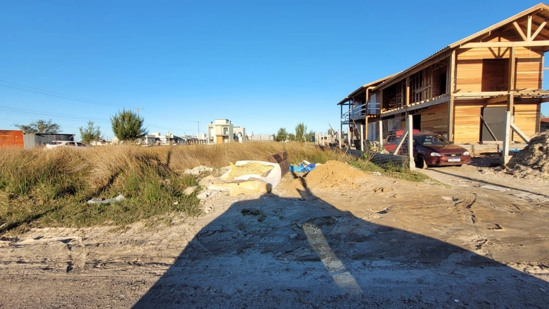 OFERTA PARA INVESTIDOR ! TERRENO 300M² - 300M DO MAR EM CAPÃO DA CANOA: 1ª foto da galeria de imagens do imóvel