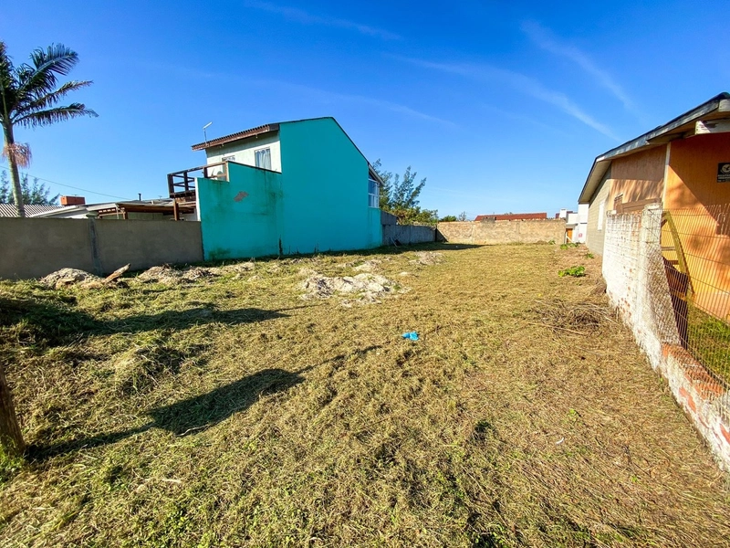 OPORTUNIDADE! TERRENO AMPLO 12x33 - 3 QUADRAS DO MAR - CAPÃO DA CANOA: 1ª foto da galeria de imagens do imóvel