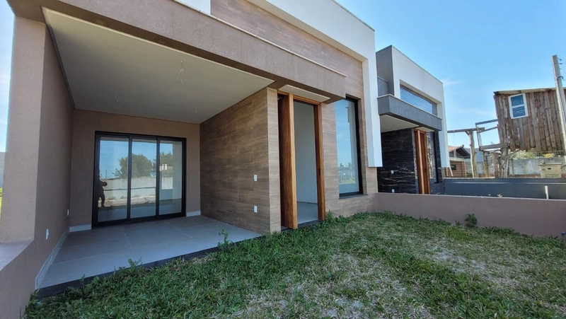CASA 3 SUÍTES - 1 QUADRA DO MAR - GARAGEM COBERTA EM CAPÃO DA CANOA: 1ª foto da galeria de imagens do imóvel