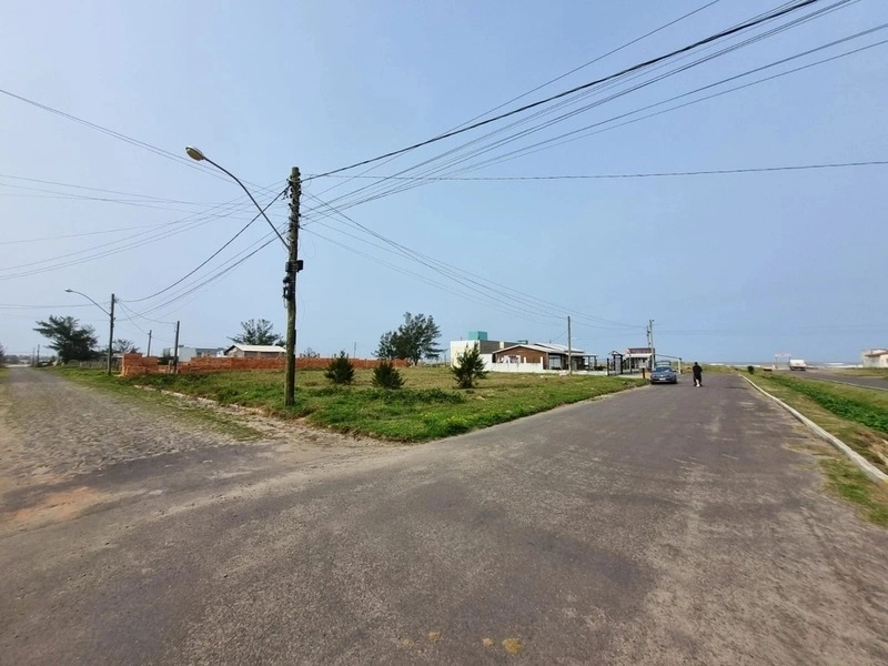 TERRENO GIGANTE DE ESQUINA HÁ 50 METROS DO MAR - FRENTE AVENIDA