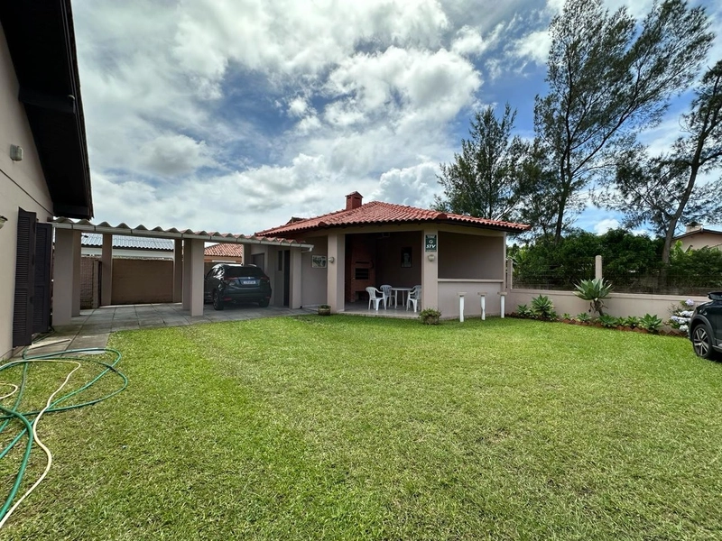 CASA ÓTIMO ESPAÇO COM 3 TERRENOS - 2 QUADRAS DO MAR: 2ª foto da galeria de imagens do imóvel