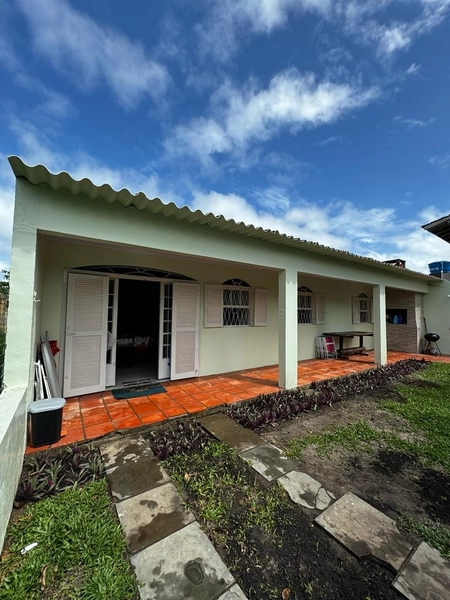 CASA 2 DORMITÓRIOS - TERRENO COM 360M² - 4 QUADRAS DO MAR: 2ª foto da galeria de imagens do imóvel