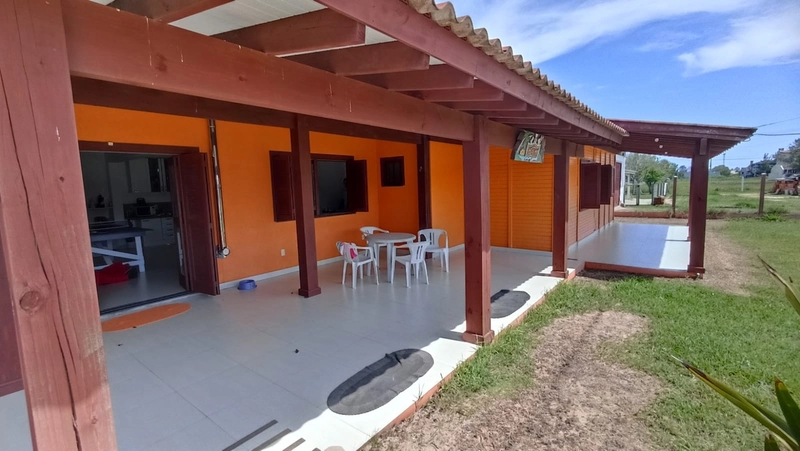 CASA 4 DORMITÓRIOS EM DOIS TERRENOS - PISCINA - 4 QUADRAS DO MAR: 2ª foto da galeria de imagens do imóvel