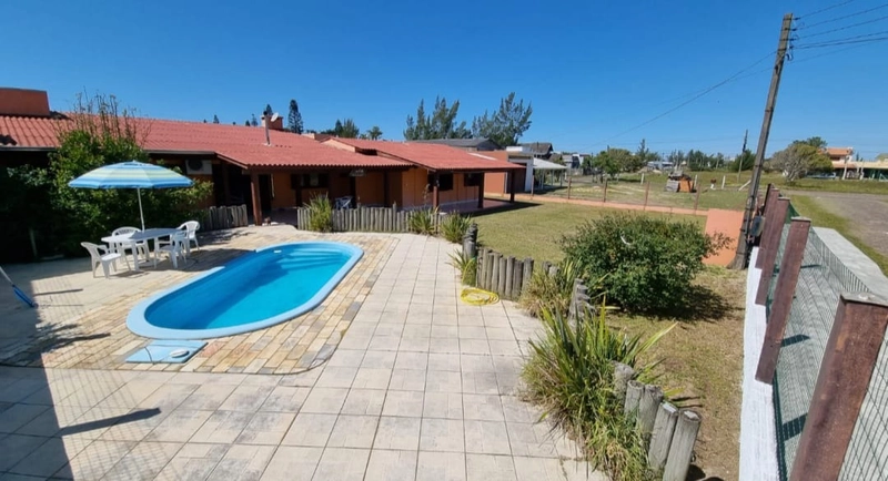CASA 4 DORMITÓRIOS EM DOIS TERRENOS - PISCINA - 4 QUADRAS DO MAR: 1ª foto da galeria de imagens do imóvel